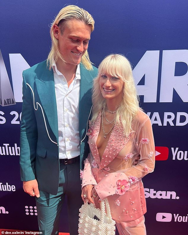 Triple J presenter Dee Salmin has given a stylish response on social media to a hurtful troll who criticized her relationship with AFL star Darcy Moore. Both shown