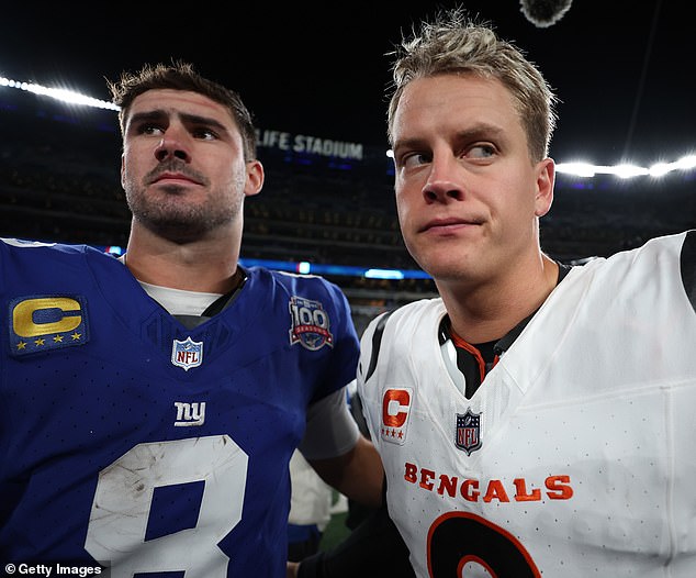 Daniel Jones (L) was criticized by Giants fans on Sunday after an embarrassing performance