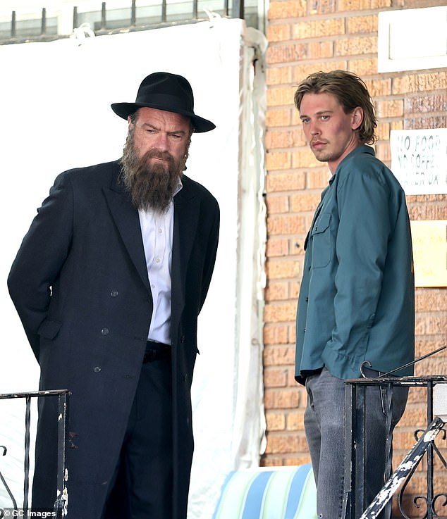 Liev Schreiber looked unrecognizable on the set of Darren Aronofsky's crime thriller Caught Stealing, starring Austin Butler, Zoë Kravitz and Regina King