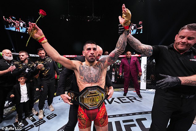 Ilia Topuria KNOCKS OUT Max Holloway at UFC 308 to defend his featherweight title