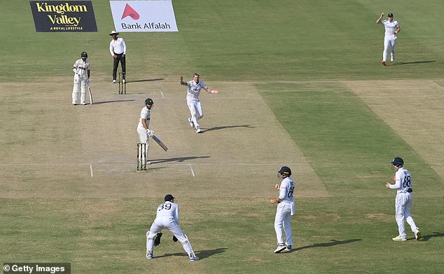 England wicketkeeper Jamie Smith dropped a simple chance off the bowling of Brydon Carse on Thursday afternoon