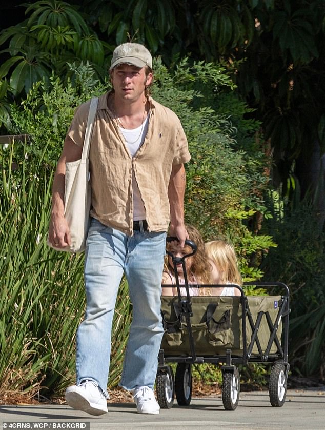 The Bear star Jeremy Allen White, 33, served as the engine for his daughters' wagon as they headed to the Studio City Farmers Market on Sunday