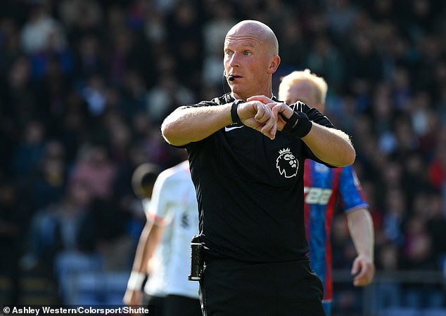 Referee Simon Hooper did not award a penalty before VAR agreed with his decision