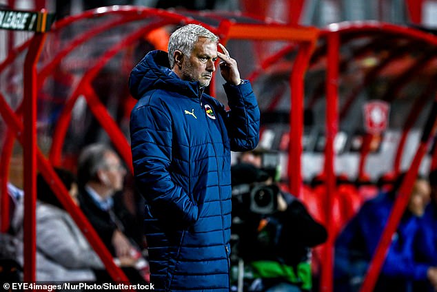 Jose Mourinho has been accused of creating a negative atmosphere at Fenerbahçe