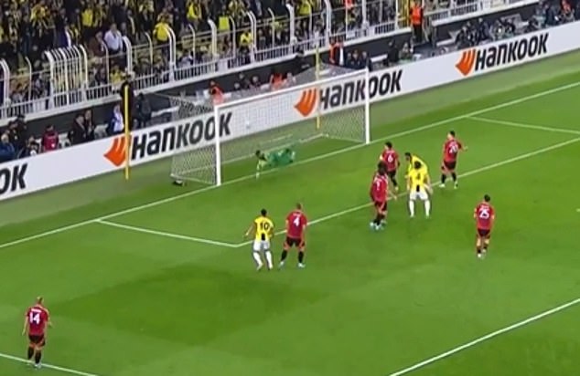 Andre Onana made a brilliant double save in the first half of the match between Manchester United and Fenerbahce