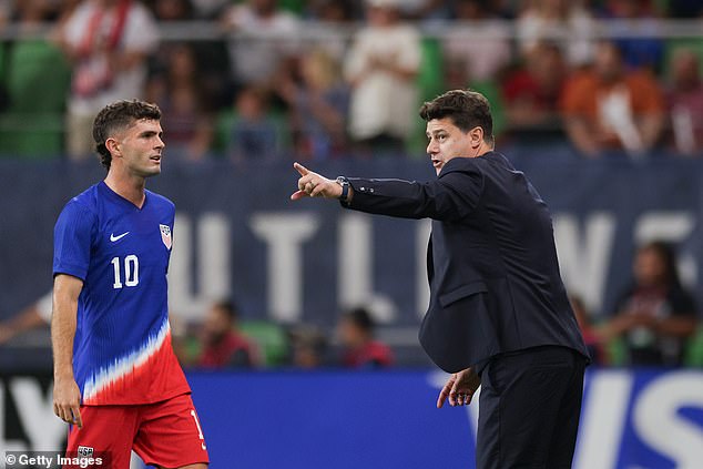 US head coach Mauricio Pochettino talks to Christian Pulisic during the first half against Panama