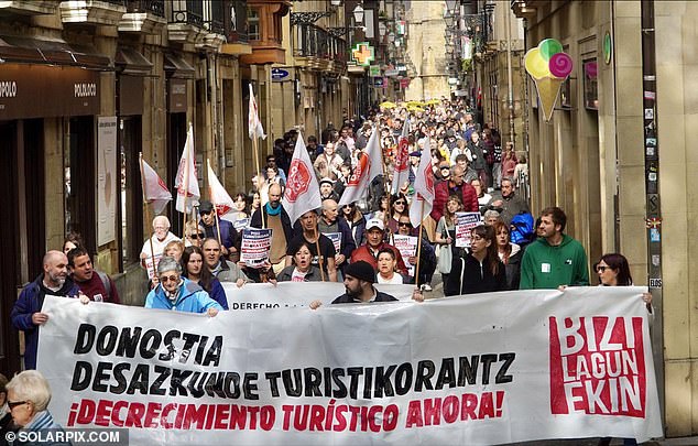 Activists walked behind a banner that read in Basque and Spanish: 'Tourism decline now'