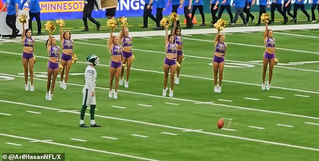 New York Jets kicker Greg Zuerlein was hilariously interrupted by cheerleaders during his warm-up