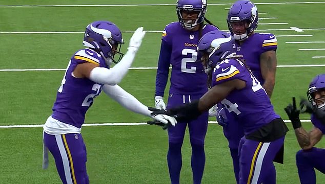 Vikings' Camryn Bynum and Josh Metellus recreated the iconic 