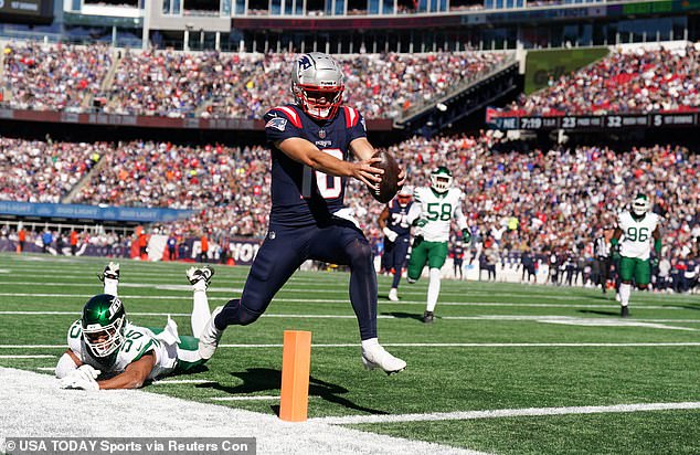 Drake Maye (10) runs the ball for a touchdown against the New York Jets on Sunday