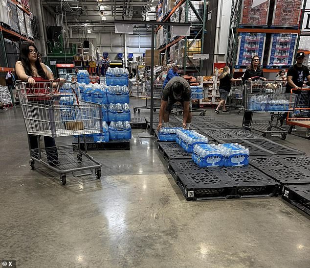 Images and videos of dozens of worried people queuing with carts filled with reels have emerged as dock workers across the country go on strike.