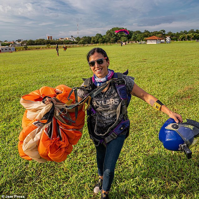 Carolina Muñoz, born in Chile, died Saturday while skydiving in Brazil after experiencing a problem with her reserve parachute