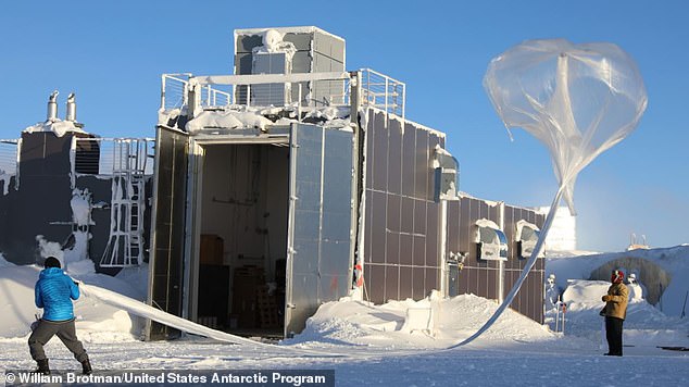 Scientists from NASA and the National Oceanic and Atmospheric Administration (NOAA) measured the ozone layer above Antarctica using satellites and weather balloons (photo). They now predict that the ozone layer will have fully recovered by 2066