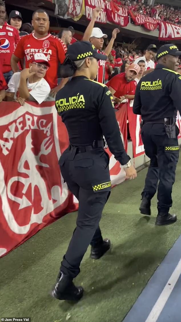 Fans at an American de Cali football match at the Pascual Guerrero Olympic Stadium were impressed by the presence of Gina Pinzón, a member of the Cali Metropolitan Police and part of the security detail