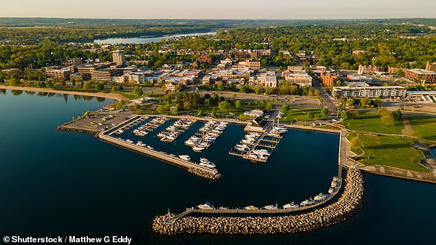 30 million people live along the approximately 7,000 kilometer long coastline of the Great Lakes and depend on these lakes for their drinking water