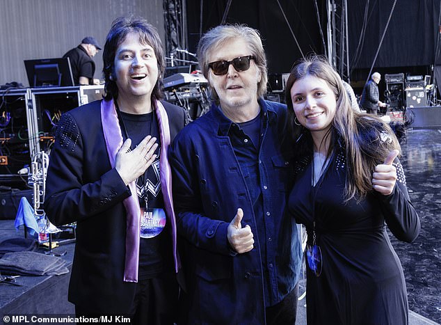 Sir Paul McCartney helped a Chilean couple get engaged on Friday evening before his sold-out show at the Monumental Stadium in Santiago, Chile