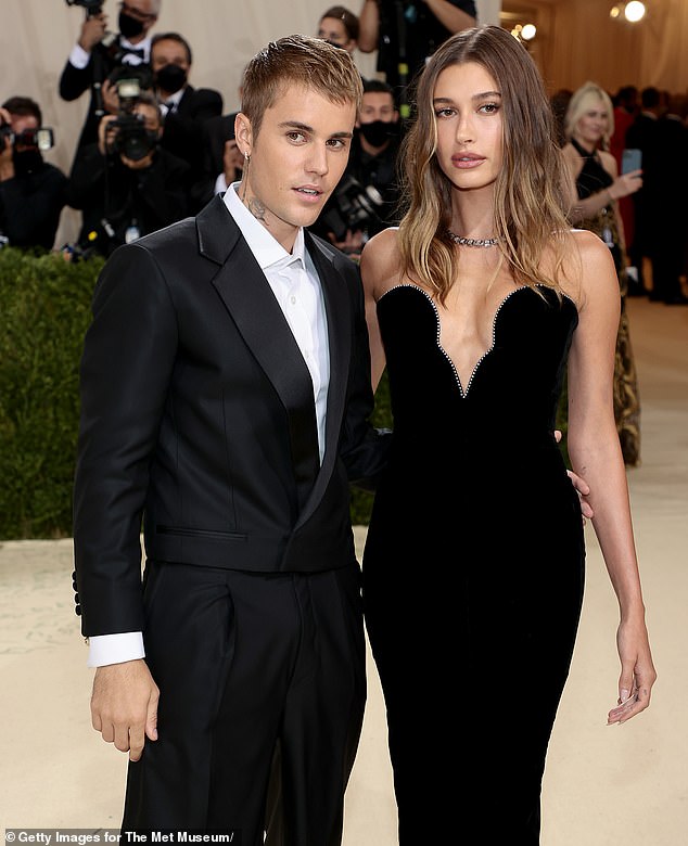 New mom Hailey Bieber chooses to keep her parents away from her son Jack, amid her ongoing tensions with the couple (Photo 2021)