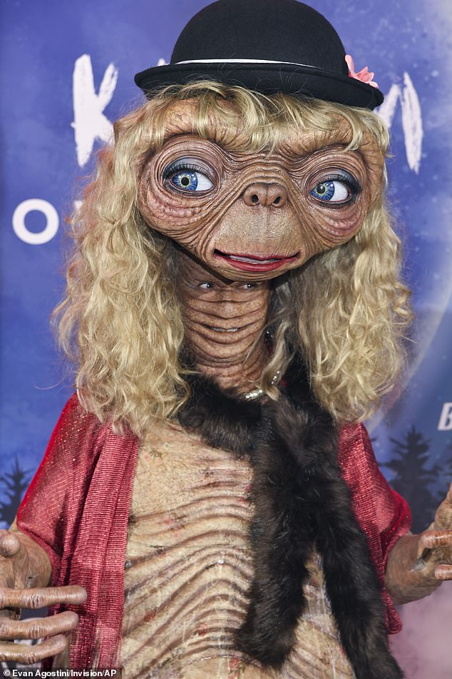 The supermodel, 51, made her grand arrival at her famous annual soirée dressed as the alien from the 1982 cult classic