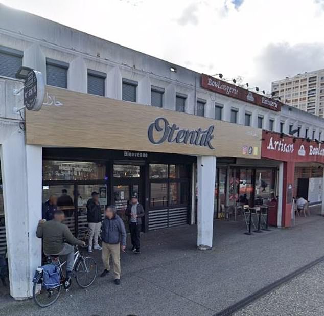 The gunfight broke out at night in front of a restaurant in Poitiers, reportedly the kebab shop 'L'Othentik' (photo).