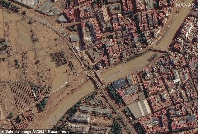 The collapse of the Paiporta (bridge) was captured on video as water engulfed the concrete support pillar holding the structure up