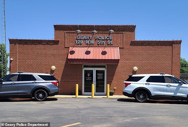 The entire police force of Geary, a small town in Oklahoma, resigned without cause on Thursday, leaving the place in turmoil.