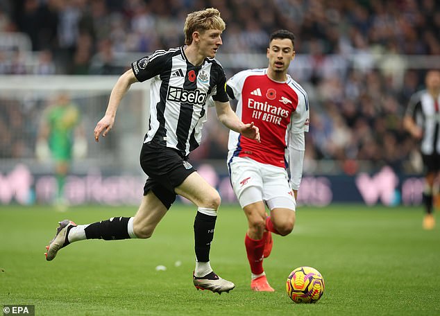 Gordon was applauded by Newcastle fans for his display as he was taken off the pitch late on