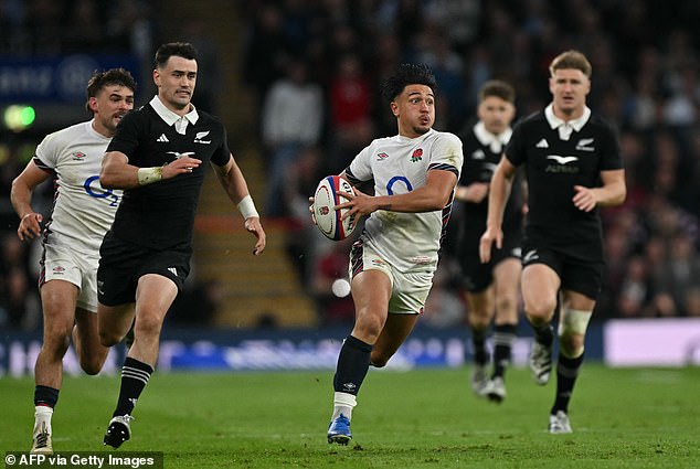 Marcus Smith proved to be a constant attacking threat in front of a baying Twickenham crowd