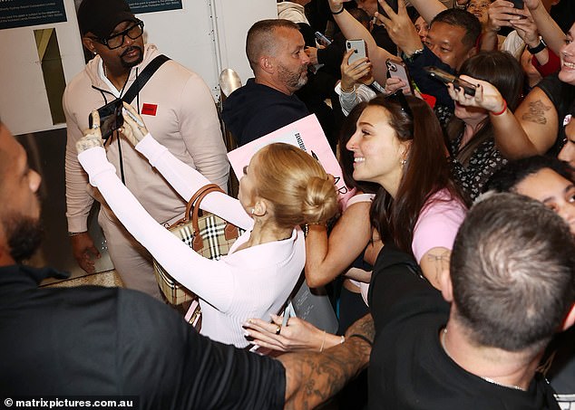 Ariana exuded relaxed charm as she made her way through the airport and took selfies with her crowd of enthusiastic fans