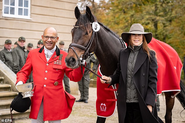 Queen Mary gives the prize to the winner of the hunt - which marks the end of the season