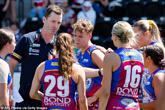 Davidson's team-mates and coaches rallied round her, with the twwo-time premiership winner going on to kick a goal and a behind in the match