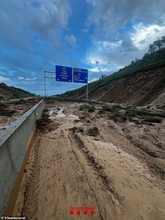 The A-27 motorway in Catalonia was covered in mud after a landslide caused by heavy rain