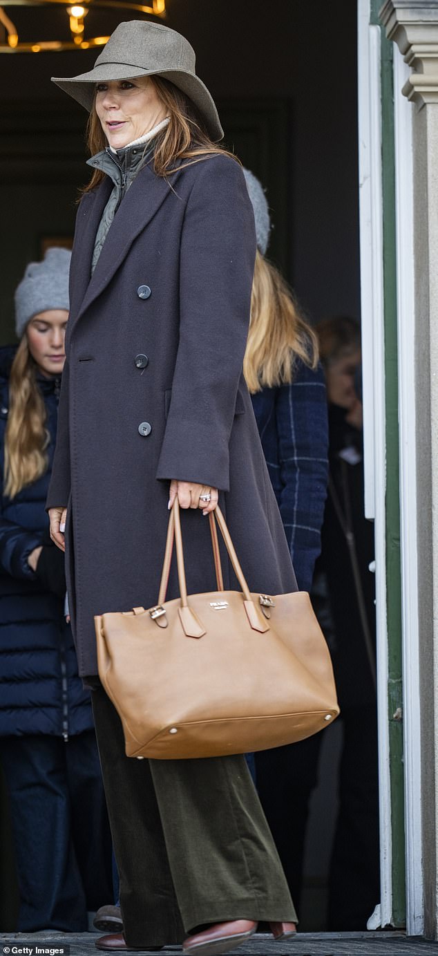 Mary completed her look with a gray wide-brimmed hat and tan Prada shopper