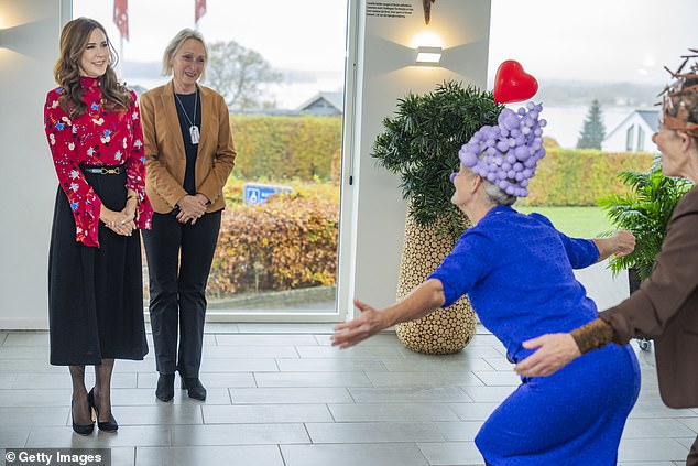 She even grinned when the hospital staff put on a show for her at the Severin Konference hotel