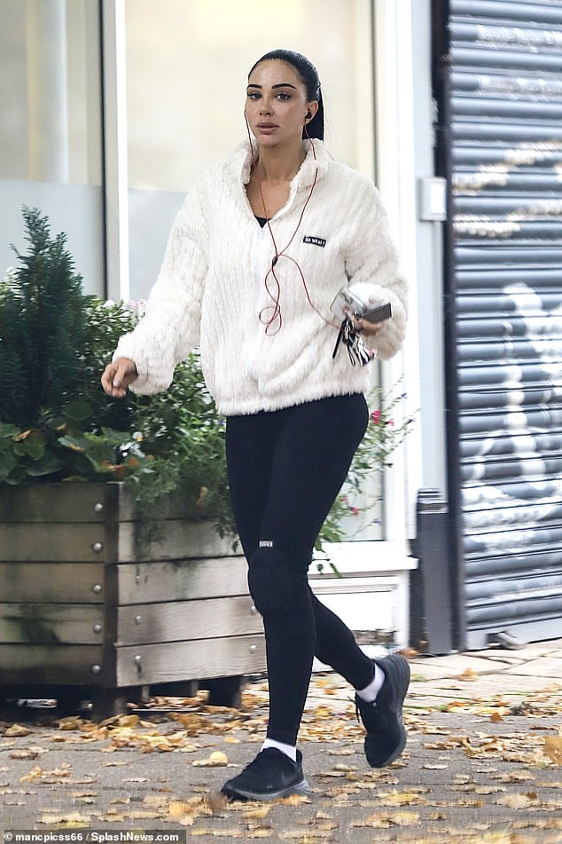 The star kept it casual and opted for a white fluffy quarter-zip and black workout leggings for the outing