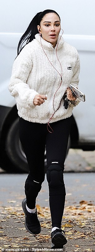 She swept her brunette locks into a sleek ponytail as she carried her keys on the way to the appointment