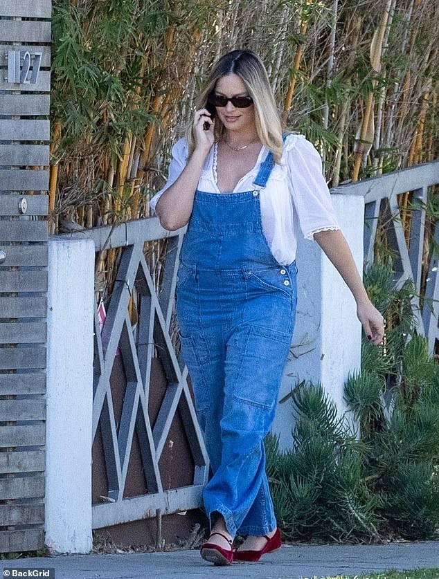 The Australian actress looked comfortable in oversized blue overalls and a flowing white cotton shirt underneath