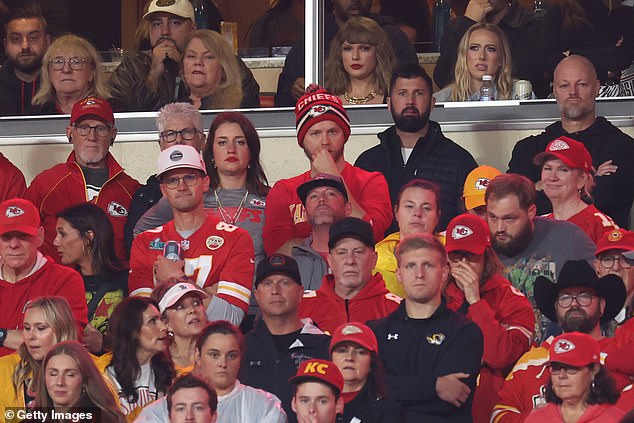 Swift and Mahomes watch nervously during the third quarter of a tense NFL game