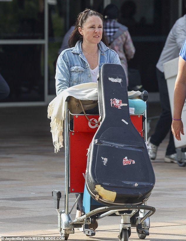 Sandi let her brunette hair hang freely around her shoulders and emphasized her natural beauty by going makeup-free