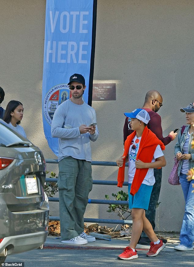 Patrick showed off his relaxed style in green cargo pants and a gray long-sleeved shirt