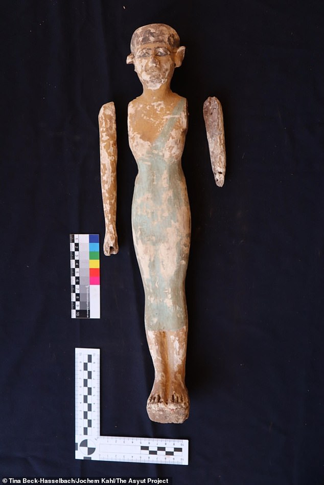 Idy was found in two nested wooden coffins containing numerous grave goods, including wooden figurines. Depicted a female figure made of wood