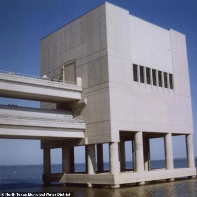 The new boundary adds 1.34 acres of land on Lake Texoma — including the North Texas Municipal Water District pumping station (photo) — to Texas