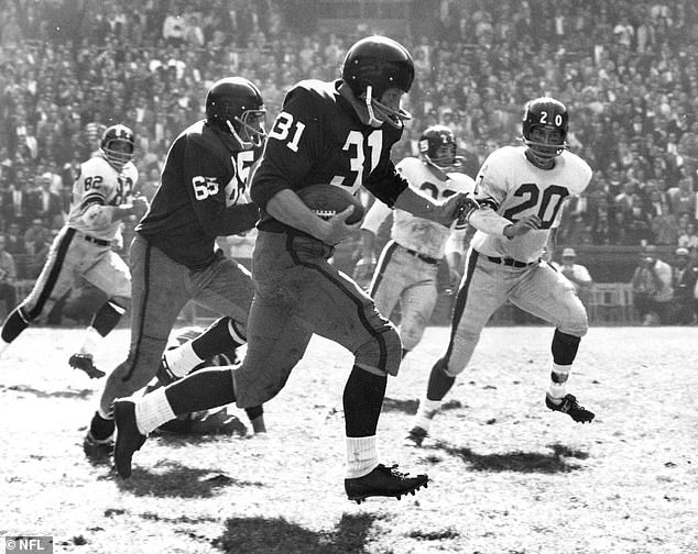 Bosseler carries the football during the Washington Redskins' loss to the Giants in 1963