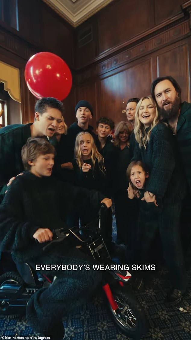 The video ad features actress Kate Hudson and her entire family, including mother Goldie Hawn and brother Oliver Hudson