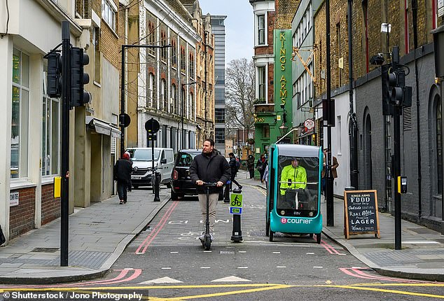 Researchers at 80 busy intersections in the capital witnessed a total of 144 e-scooter riders. Of these, 60 drove through the red light at the busy intersections, which is 41%