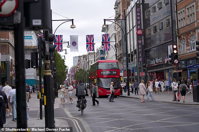 A total of 2,509 cyclists were counted by the researchers. Of these, 697 witnessed failure to stop when the lights were red