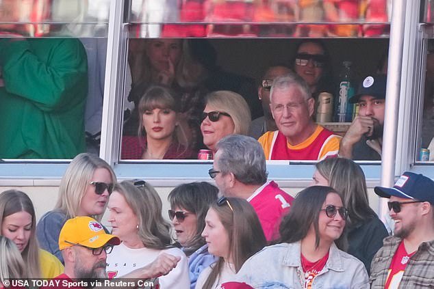 Swift sat next to her mother Andrea and her father Scott for the Chiefs' game against the Broncos