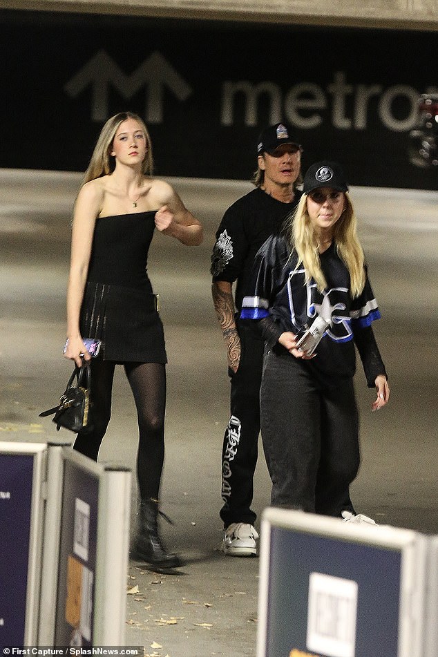 The Australian singer was with daughter Sunday Rose and a friend while attending the show