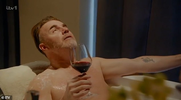 In a scene from the series, Gary and Eliot got naked and jumped in the bath together - leaving fans in hysterics over the size difference between the two