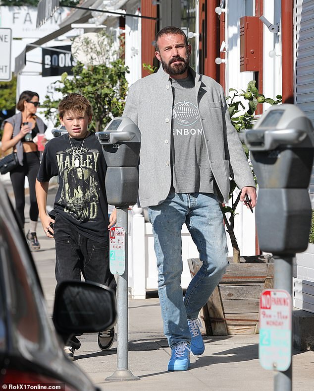 He is Samuel Affleck. Mother is Jennifer Garner, father is Ben Affleck and his former stepmother is Jennifer Lopez. His sisters are Violet and Seraphina