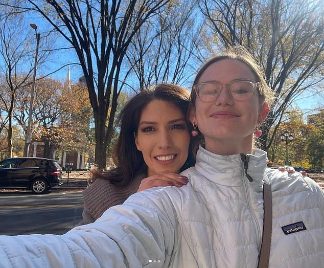 JLo's sister Lynda Lopez with Violet Affleck